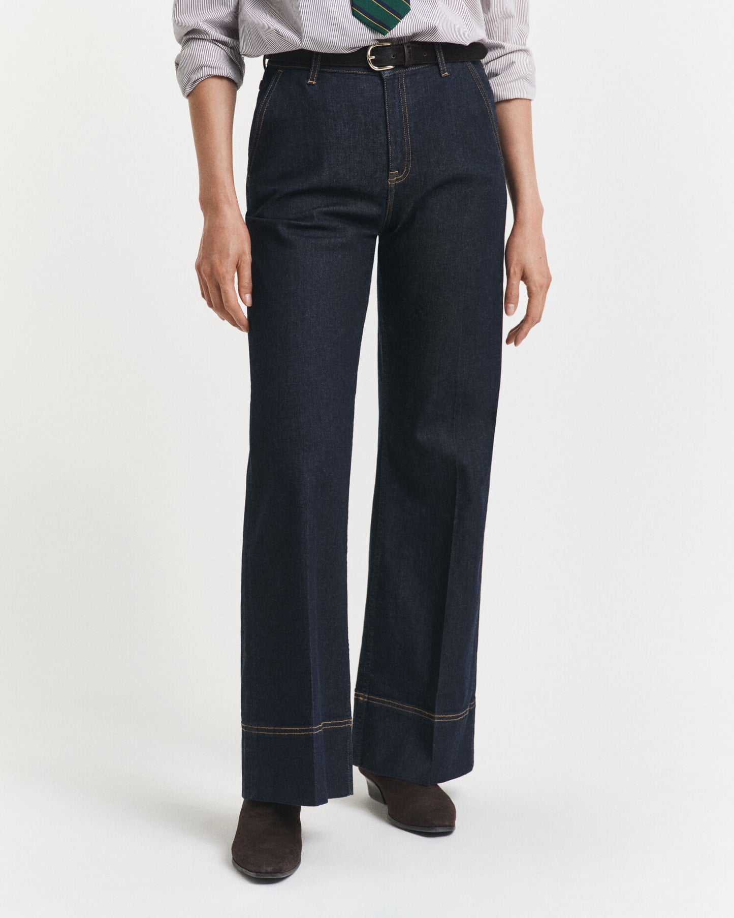 Weite Jeans mit ausgestelltem Bein und Bundfalten